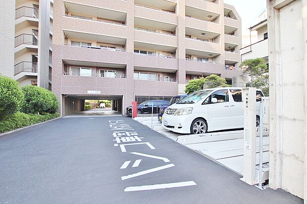 駐車スペースも広く駐めやすくなっております。日々お使いのお車もストレスなく駐車できそうです。