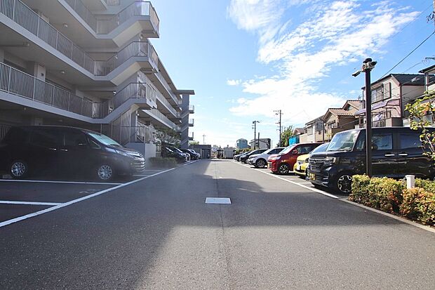 平置きの駐車スペースが嬉しいですね。大きめのお車をお持ちの方でも難なくお停め頂けます。