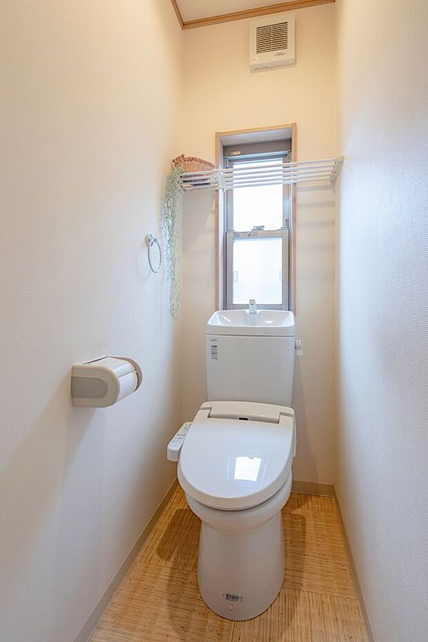 ■トイレ■白を基調とした清潔感溢れるトイレ。窓もあり換気も可能です！