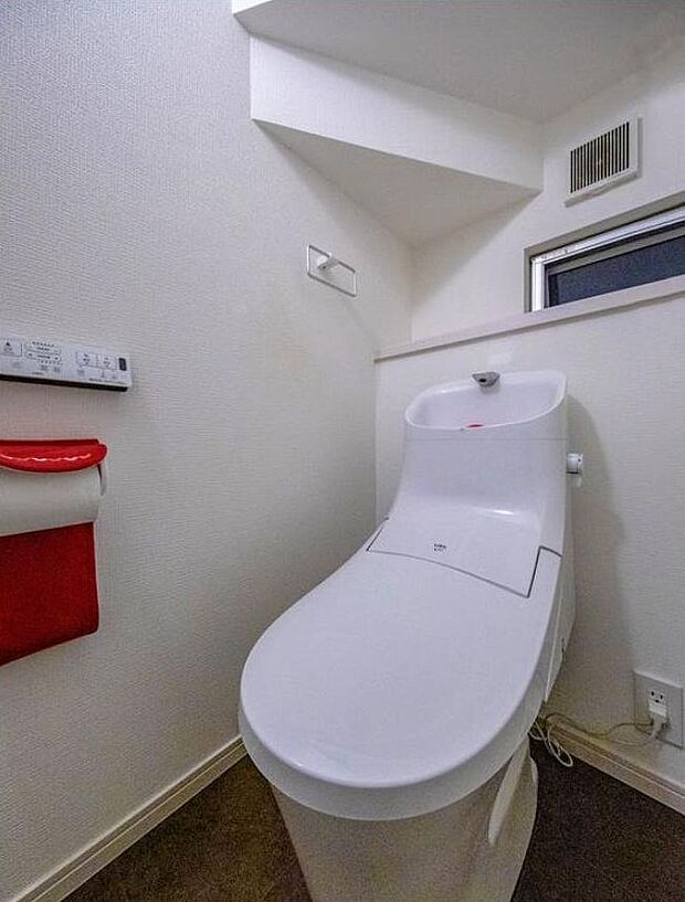 白を基調とした清潔感溢れる一体型トイレ。
