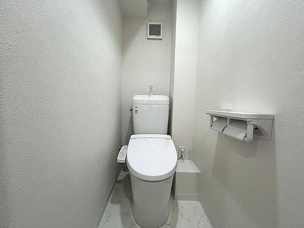 ■トイレ■白を基調とした清潔感溢れるトイレ。