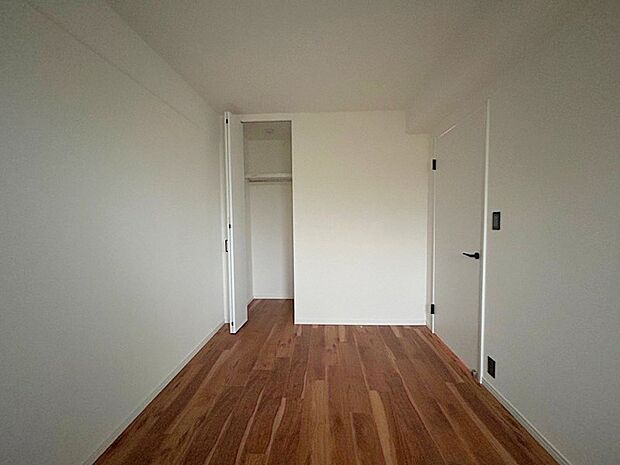 ■洋室■居室にはクローゼットを完備し、自由度の高い家具の配置が叶うシンプルな空間です。