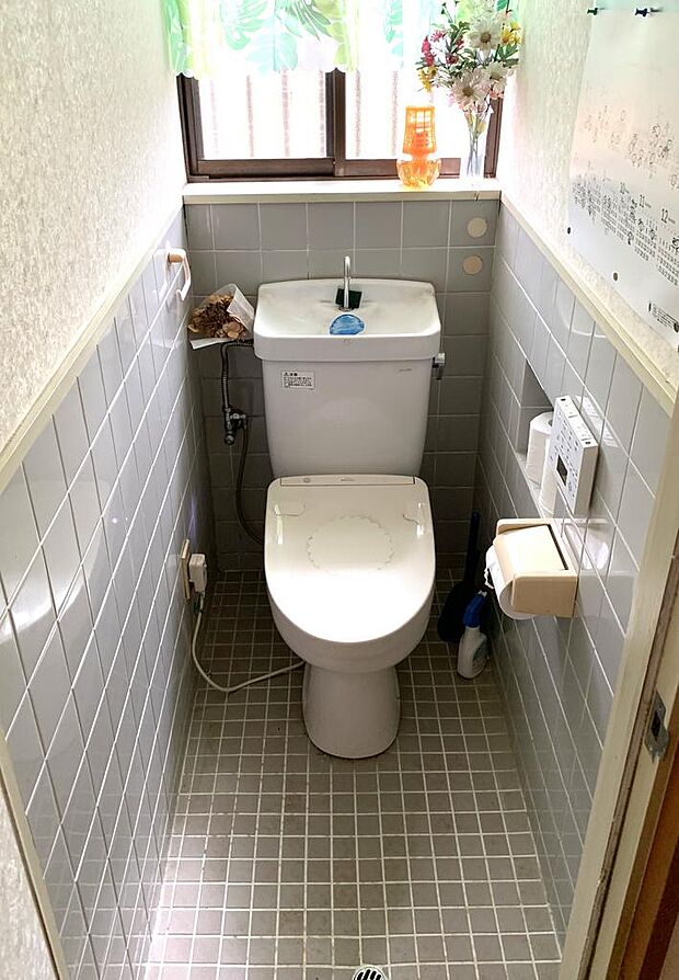 １階トイレはタイル張りで清潔です！