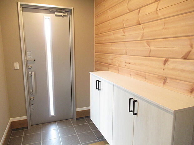 フィンランドの木材を貼った玄関。シューズ収納も充実。