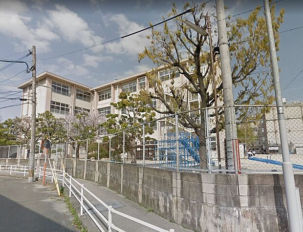 福岡市立飯原小学校。240ｍ。徒歩3分。