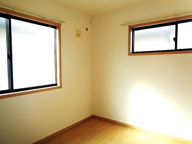2階.4.5帖洋室。窓辺からの日差しがあたたかさを演出します。