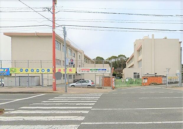 福岡市立席田小学校。450ｍ。徒歩6分。