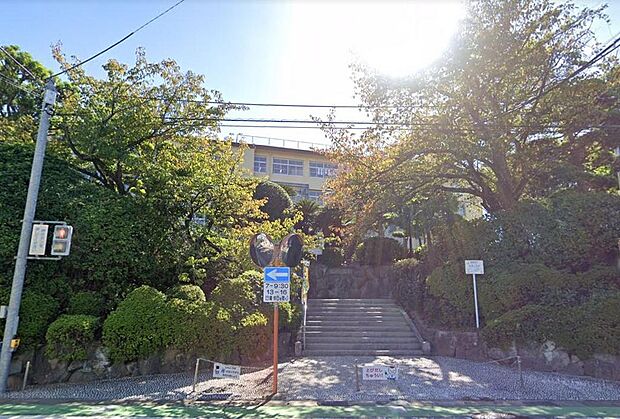 福岡市立長尾小学校。400ｍ。徒歩5分。