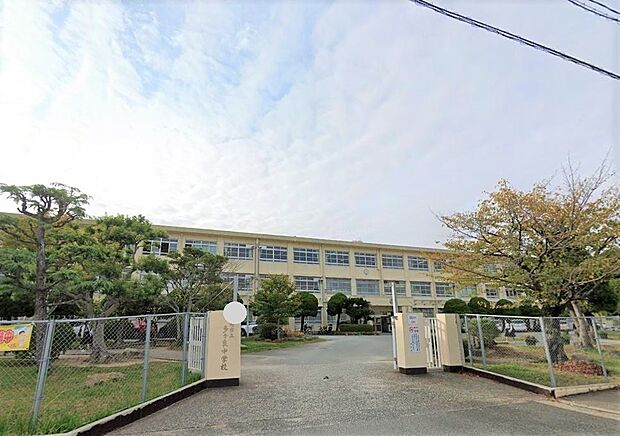 福岡市立多々良中学校。1200ｍ。徒歩15分。