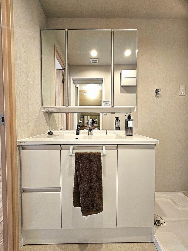 清潔感溢れるスタイリッシュなデザインの洗面化粧台。