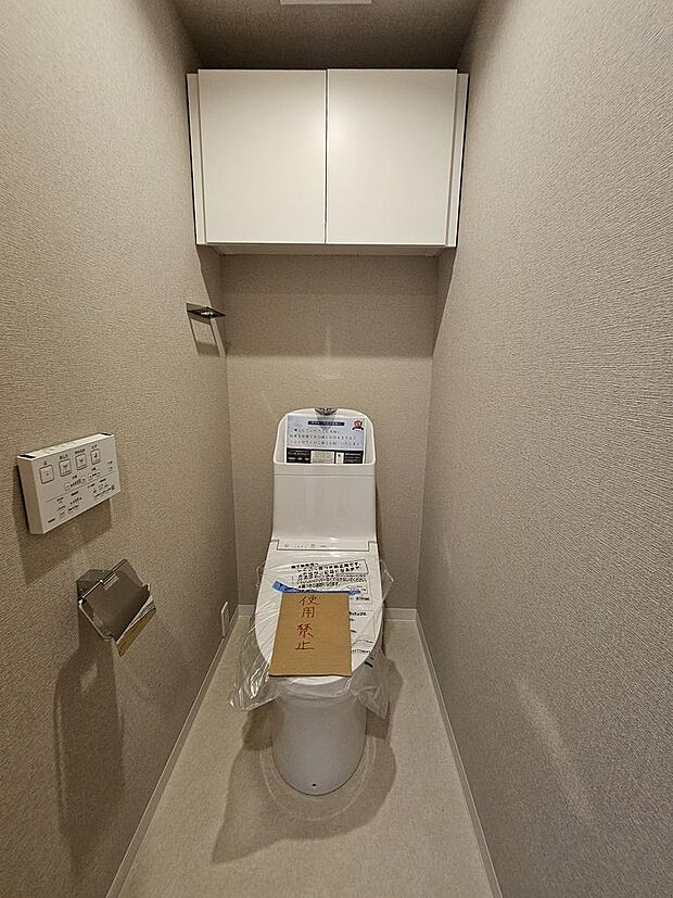 トイレには快適な温水洗浄便座付き。