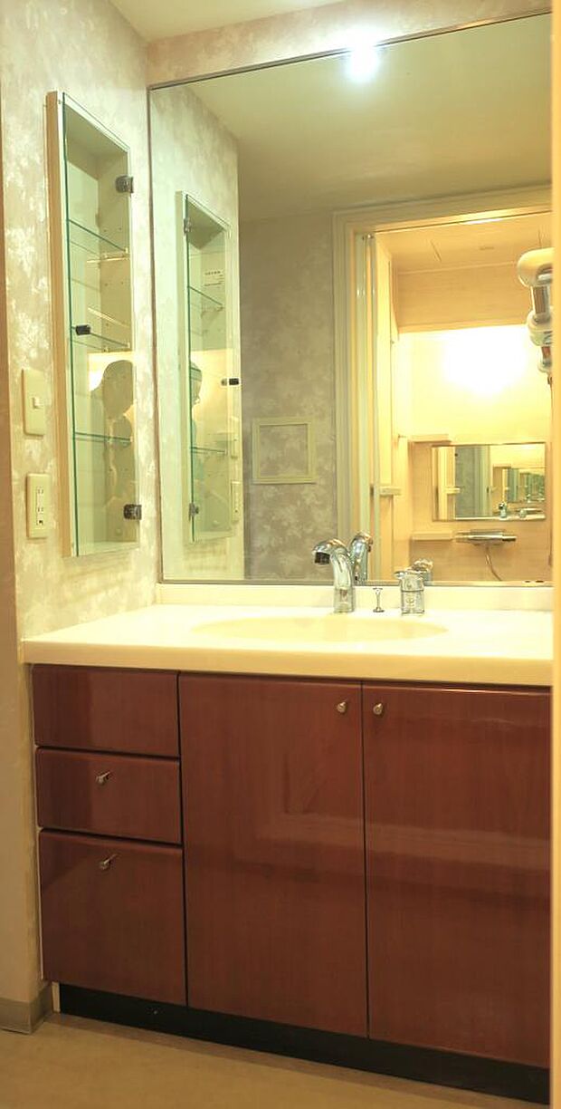 鏡の大きい、ゆったりサイズの洗面台