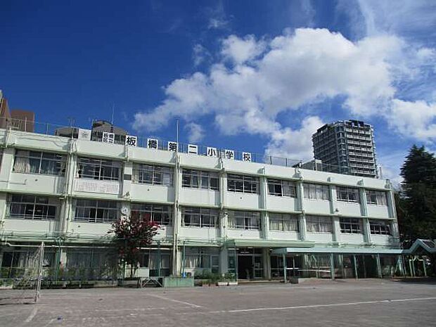 板橋区立板橋第二小学校（351m）