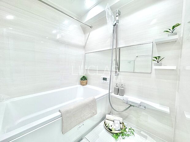 大きな浴槽でのびのび入浴♪清潔感のある色味で快適空間。