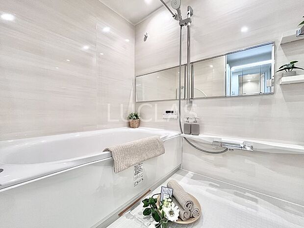 白基調の浴室は清潔感を演出。日々の疲れを癒します。