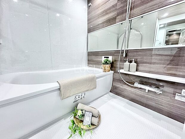 白基調の浴室は清潔感を演出。日々の疲れを癒します。