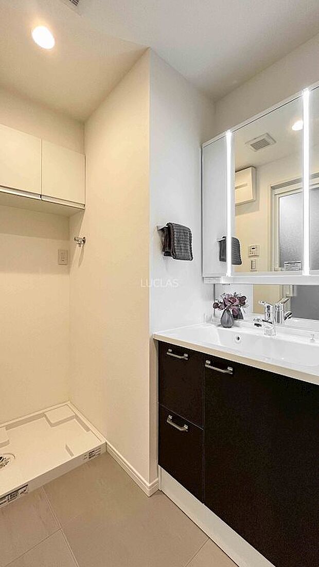 鏡面部に収納を設けた洗面台は散らかしがちな浴室廻りもスッキリお使い頂けます。