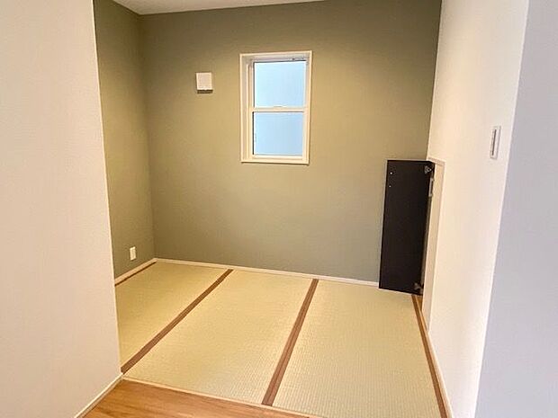 あるとホッとする畳のお部屋。新しい畳の香りに癒されます。和室は客間や寝室としても。押入もあり布団や座布団など収納できます。お子様の遊び場としても使えそうです♪