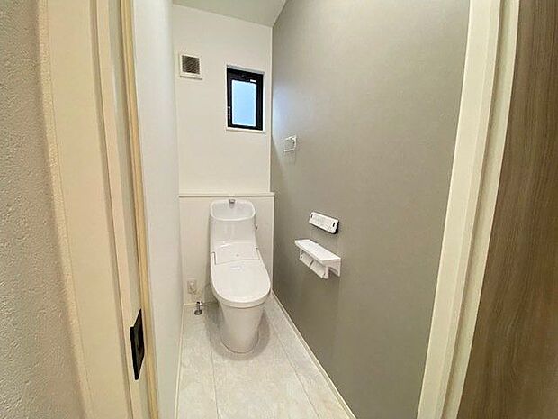 快適なシャワートイレです。トイレには窓があるので、換気にもいいですね。アクセントカラーの壁がお洒落ですね♪