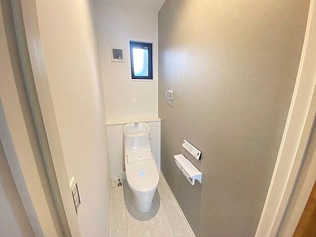 白を基調とした清潔感のある快適なシャワートイレです。トイレには窓があるので、明るく換気にもいいですね。