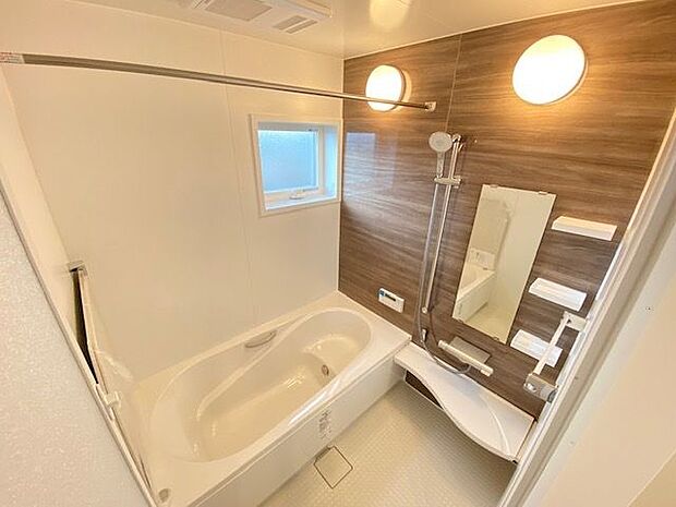 浴室暖房付きなので雨の日でも、洗濯物が楽々乾かせます♪オートバスです。追焚機能があるので水道代の節約にもなります。窓があるので明るく換気も出来ます。浴室が1坪以上あります。