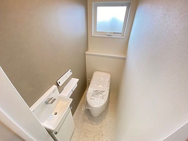 快適なシャワートイレ。1、2階にトイレあります。階段を降りなくてもいいので便利ですね。飾り棚があります。観葉植物などを置いても良さそうですね。