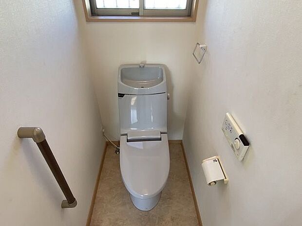 快適なシャワートイレです。安心の手すり付きです♪トイレには窓があるので、明るく換気にもいいですね。