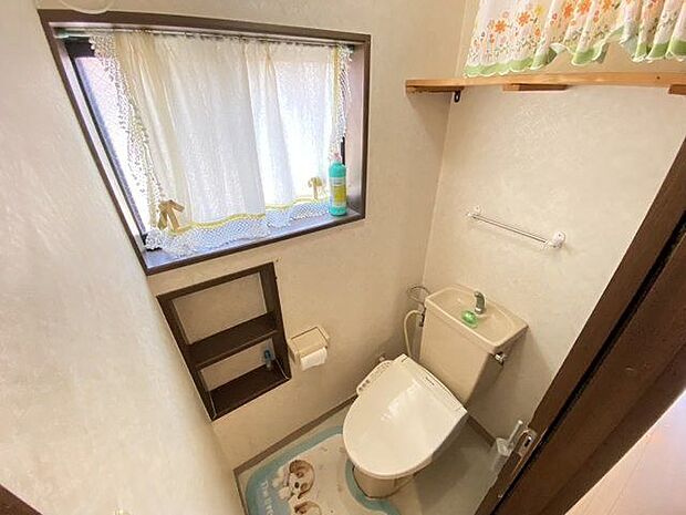 快適なシャワートイレです。トイレには窓があるので、明るく換気にもいいですね。収納棚と飾り棚があります。観葉植物などを置いても良さそうです。
