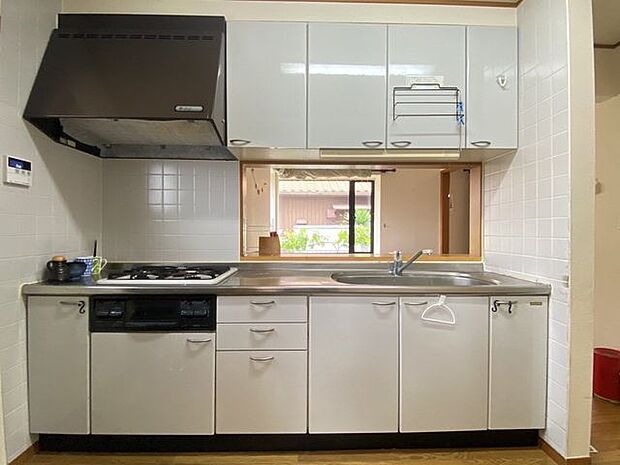 快適に作業できるシステムキッチン！家事もはかどりそうです。収納スペース・作業スペースしっかり確保されています。