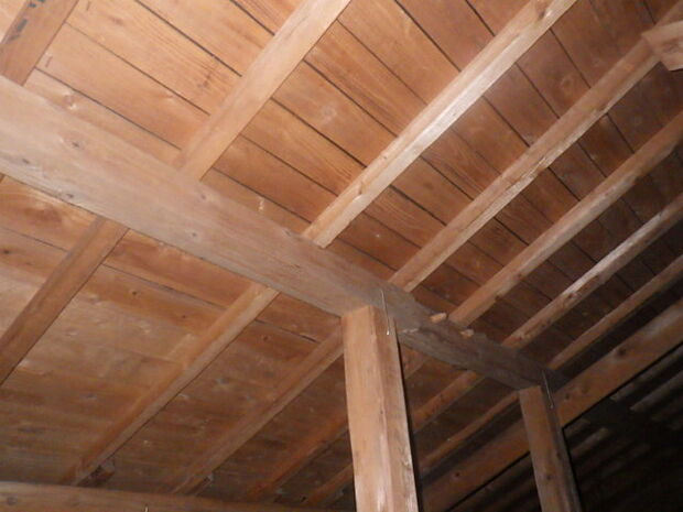 普段見にくい屋根裏に雨漏れ跡や木材の腐食等が無いか確認しております