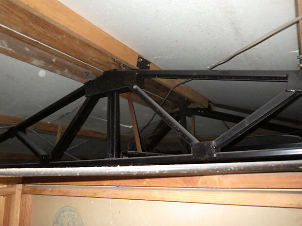 屋根裏に雨漏れ跡や木材の腐食等が無いか確認しております