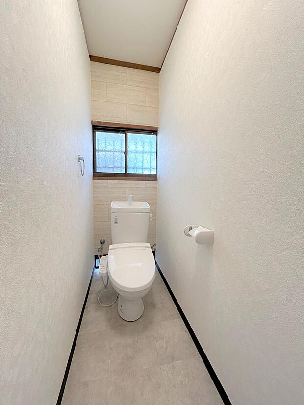 トイレ写真です。温水洗浄機能付きトイレに新品交換しています。直接肌に触れるトイレは新品がうれしいですよね。