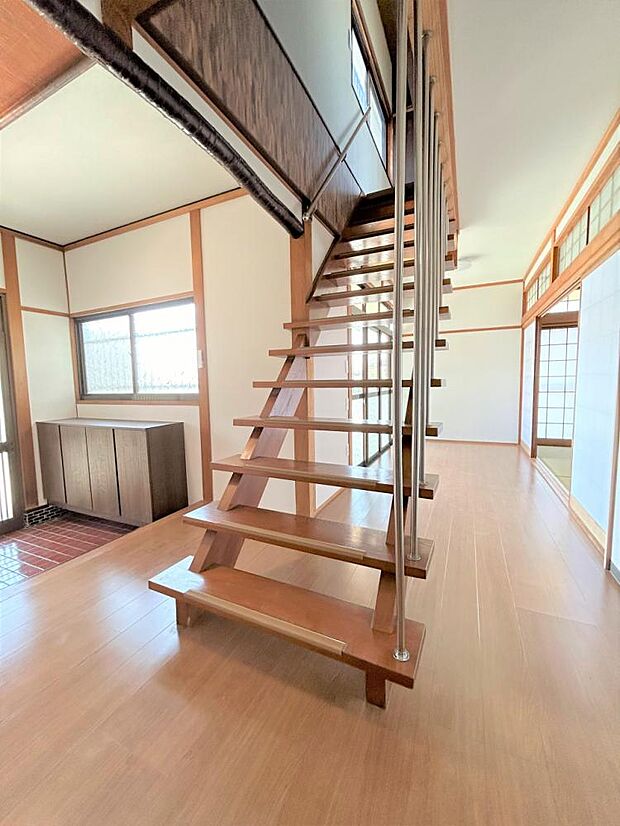 階段写真です。ノンスリップや手すりを新設しています。安心して昇り降りすることができまs。