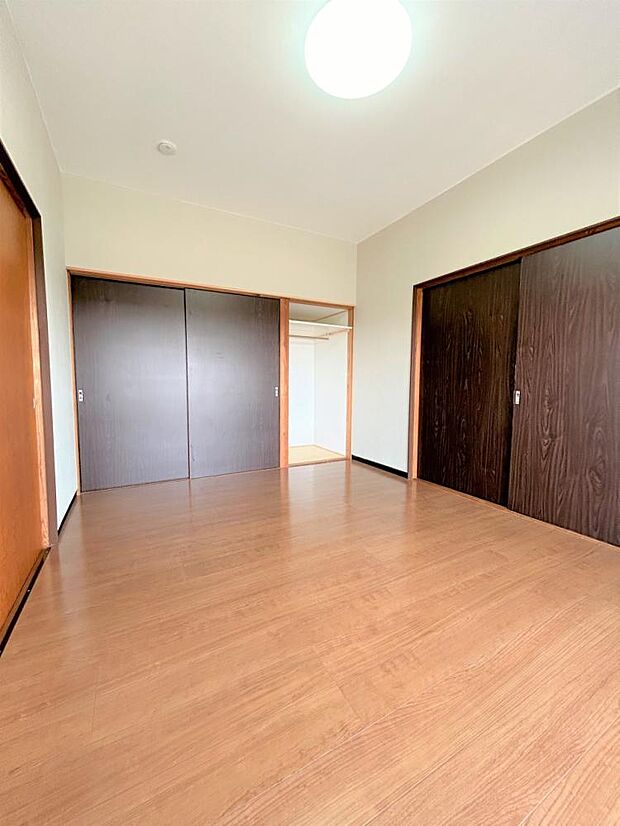 2階洋室写真です。床材交換・クロス張替え・照明交換等行っています。収納力があるお部屋です。