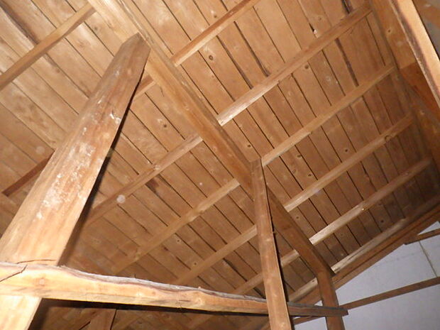 屋根裏に雨漏れ跡や木材の腐食等が無いか確認しております