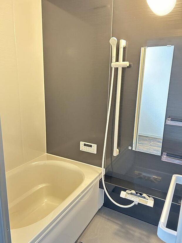 【リフォーム済】浴室は新品のユニットバスに交換しました。追い炊き付きなのでいつも暖かいお風呂に入れますし、お財布にも優しいですね。