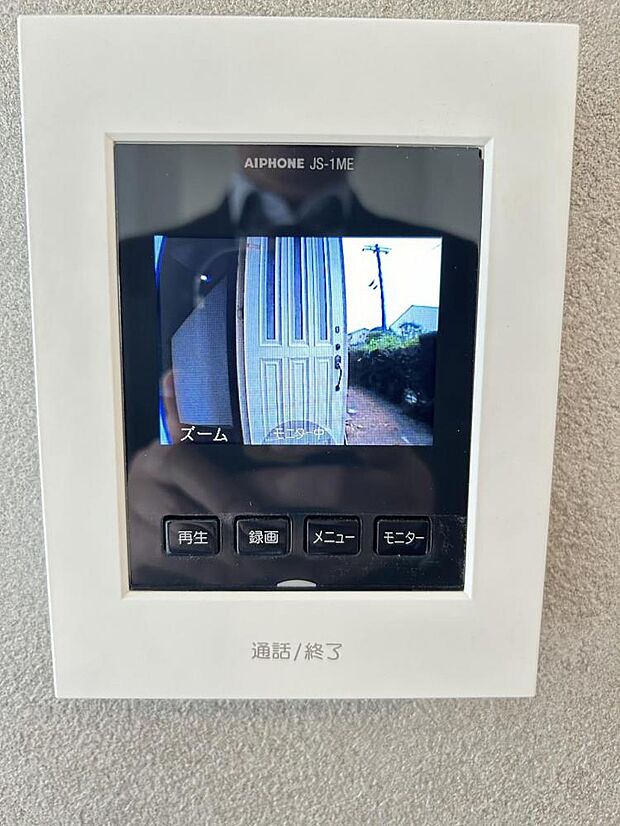 新しくリビングに設置したドアホンのカラーモニターです。玄関にいらしたお客様を確認してから応対できます。留守中の来客も記録できるので防犯面でも安心ですね。