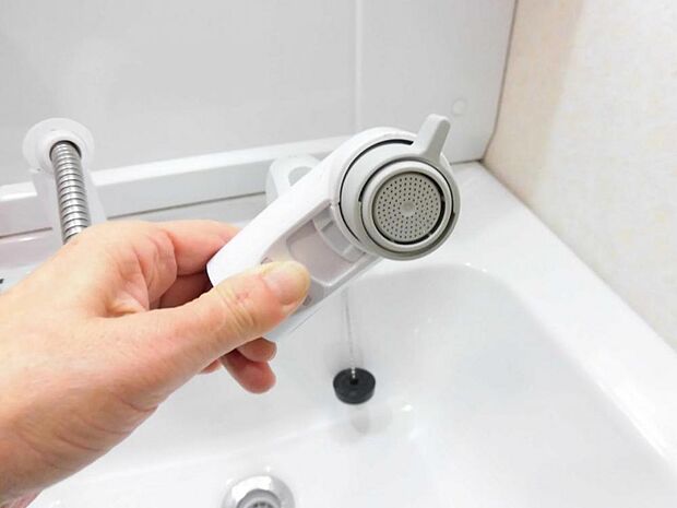新品交換する洗面化粧台のシャワーヘッドは、花瓶や水汲みに便利なリフトアップ式。伸縮するシャワーホースで朝シャンも楽々。リクシル社製エコハンドル水洗で約20%の節水を実現、朝の時間短縮にも役立ちます。