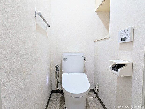 トイレの様子ですトイレットペーパーホルダーの上に小物を置くことができ便利です