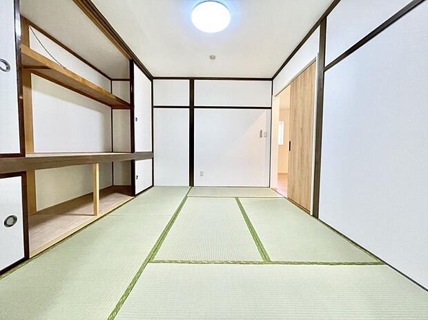 【続き間の和室】和室は畳の表替え、クロスの張替、照明の交換を行いました。イ草の香りに癒されます。