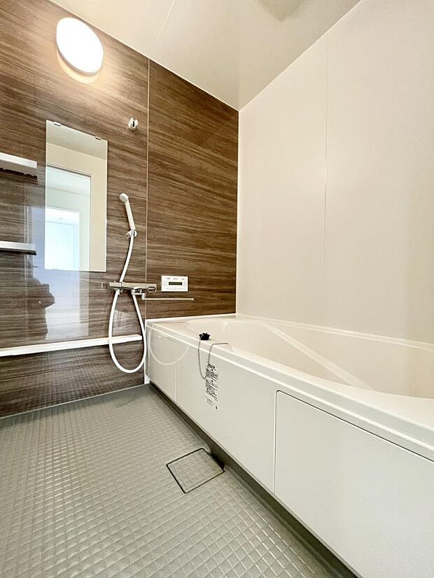 【リフォーム済写真】浴室はLIXIL製の新品のユニットバスに交換しました。足を伸ばせる1坪サイズの広々とした浴槽で、1日の疲れをゆっくり癒すことができますよ。
