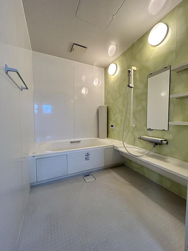 お風呂は広々な1.25坪サイズです。洗い場が広く、浴槽もゆったりサイズになっております。
