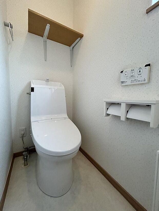 トイレは温水洗浄機付きです。上には簡易的な棚も御座います。暖房付きなので、冬も暖かいです。