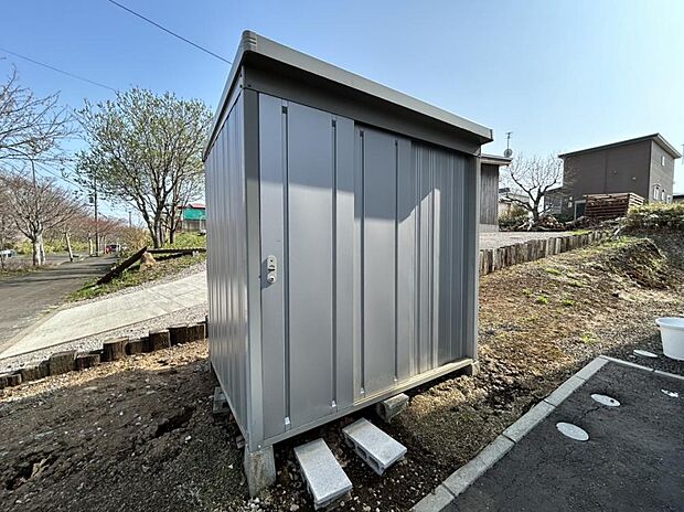 住宅横には物置がついております。自転車やお車のタイヤなどを収納するのには必需品です。