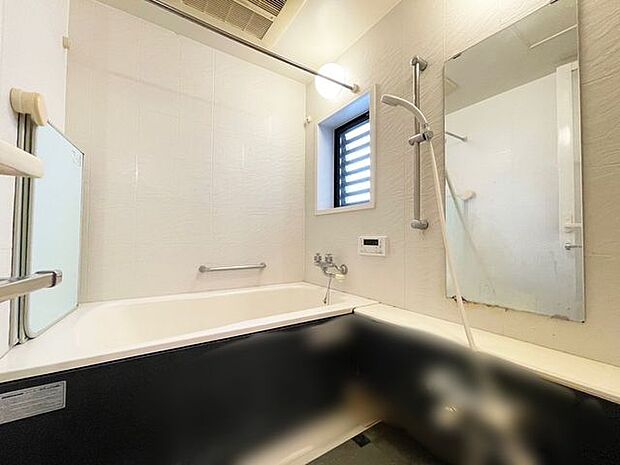 1418サイズのゆったりとした浴室には窓があり、採光もはいります♪