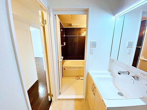 ●洗面台・洗面所脱衣スペースを含む空間はゆとりの広さを設け、また洗面化粧台にも収納スペースを設ける事により、散らかりやすい洗面スペースをスッキリ保てます。