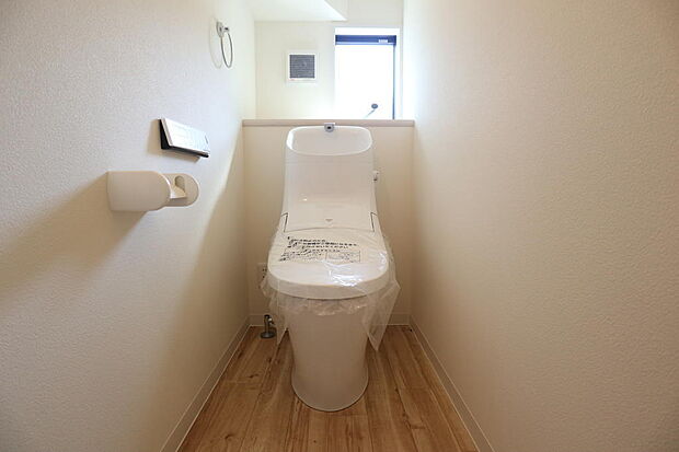 階段下を有効に活用した１階のトイレです。