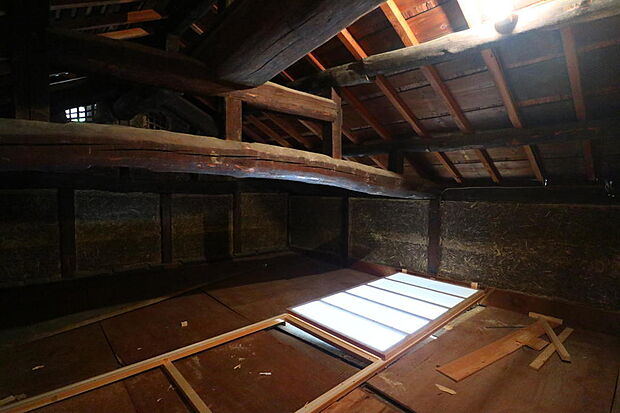 ドアを隔てて小屋根裏物置から元々あった、屋根裏スペースへ移動できます。
