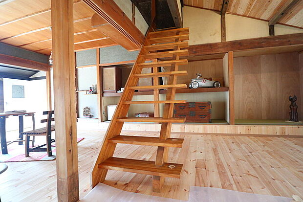 屋根裏の階段位置の変更に合わせて、趣のある雰囲気を壊さない階段を設置中です。