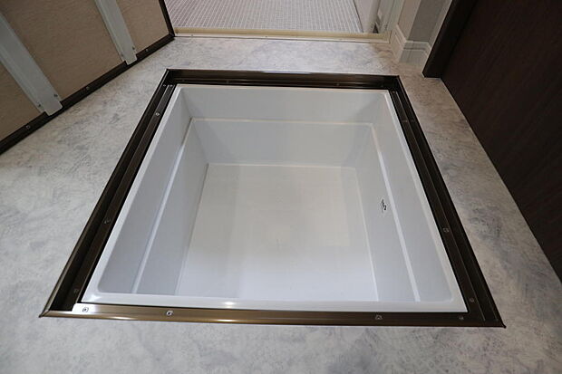 洗面室には床下点検口を兼ねた床下収納庫ユニットが設置されています。